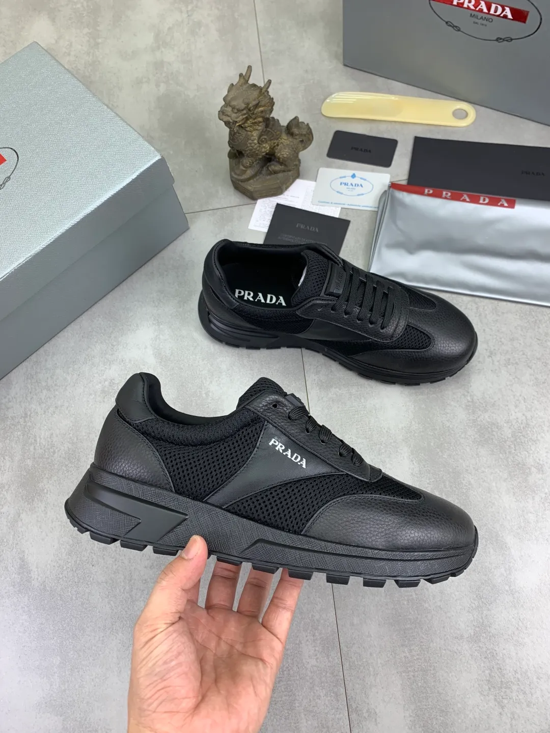 Men's Men's Shoes 💰P560 💰【New Style】 The latest model of high-quality PRADA classic men's shoes has been launched on the official website at a 1:1 replica, synchronized in Hong Kong and on the same catwalk; all made of calfskin➕imported cowhide lining, 🍡🍡original rubber outsole, non-slip and wear-resistant; comfortable on the feet, attractive style, fine workmanship, and simple and neat shoe lasts, highlighting a man's courage and toughness, 👍size 38 to 44 (45 can be customized) black White color🉑️choose